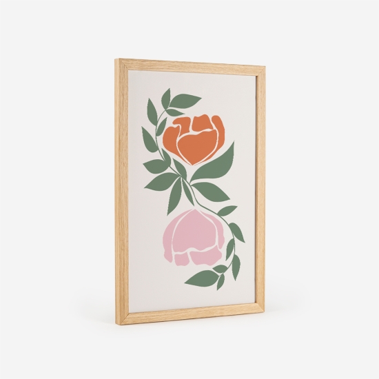 Poster floral com uma grande flor central de pétalas laranja, cercada por folhas verdes. Abaixo, uma imagem espelhada num tom rosa mais claro, criando um efeito simétrico. 4